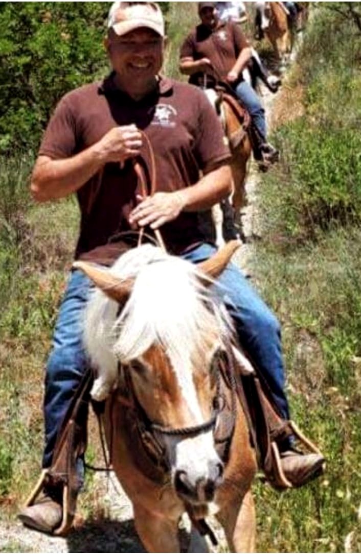 Passeggiata e trekking a cavallo